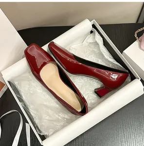 Décolleté in vernice rossa con punta quadrata e tacco largo in una confezione regalo