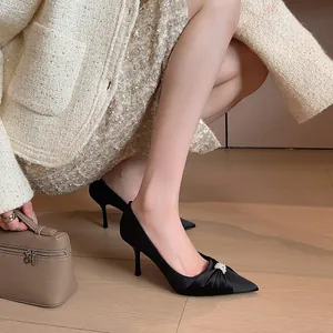 Elegante schwarze Stilettos aus Satin mit Perlenschnalle für Hochzeiten und Galas