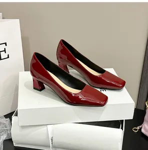 Vista dettagliata di décolleté bordeaux in vernice con punta squadrata e tacco largo