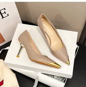 Detailansicht beige Lackleder-Stiletto-Pumps mit eleganten goldenen Metallspitzen