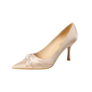 Elegante champagnerfarbene Satin-Pumps mit Perlenverzierung für Hochzeiten oder Feiern.