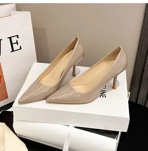 Detailansicht eleganter beigefarbener Lackleder-Stöckelschuhe mit spitzer Zehenpartie
