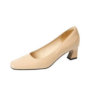 Eleganti décolleté beige in vernice con punta quadrata e tacco largo medio