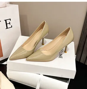 Detailansicht der khakifarbenen Lackleder-Stilettos mit spitzer Zehenpartie auf Box
