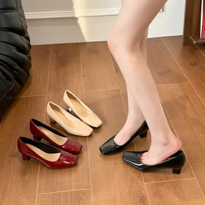Eleganti décolleté da donna a punta quadrata in vernice con comodo tacco a blocco.