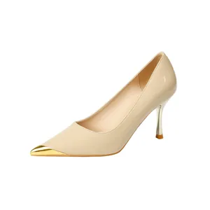Elegante beige Lackleder-Stiletto-Pumps mit goldener Metallkappe und Pfennigabsatz