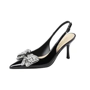 Eleganti scarpe slingback in vernice nera a punta con fiocco di cristallo stile francese.