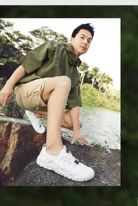 Men's white breathable quick-dry wading shoes with toggle laces in outdoor setting.