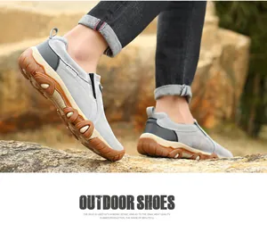 Détail de chaussures de randonnée en daim gris avec semelles en caoutchouc antidérapantes