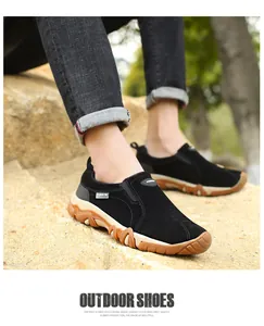 Vue détaillée de chaussures de randonnée noires avec semelles en caoutchouc bionique.