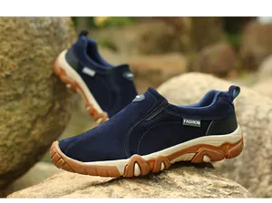 Chaussures de randonnée bleu marine pour hommes avec semelle en gomme antidérapante.