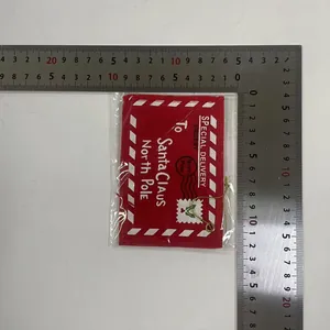 Pendentif enveloppe de Noël en feutre rouge avec règle pour des mesures précises
