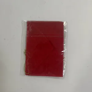 Vue détaillée d'une enveloppe de Noël en feutre rouge sous emballage plastique