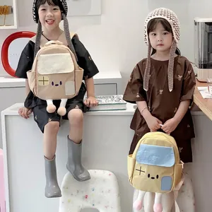 Lindas mochilas de estilo granja de dibujos animados para niños en colores crema