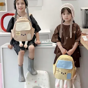Süße Rucksäcke im Cartoon-Farm-Stil für kleine Kindergartenkinder in Cremefarben