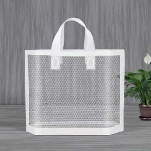 Detaillierte Ansicht einer weißen Plastik-Geschenktüte mit transparentem Wabenfenster