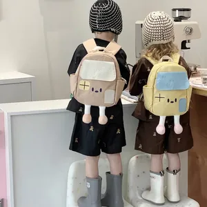 Mochila infantil con forma de casita estilo granja para guardería y escuela