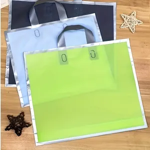 Detailansicht von halbtransparenten Kunststoff-Geschenktüten mit silbernem Rand