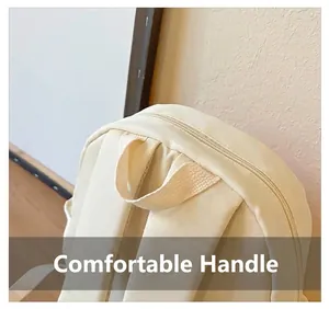Vista detallada del cómodo asa superior de una mochila de color crema para niños.