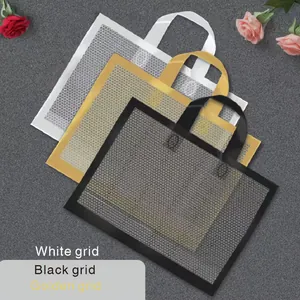 Nahaufnahme von drei Kunststoff-Geschenktüten mit Gittermuster in Weiß, Schwarz und Gold