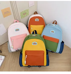 Gruppo di zaini scolastici colorati e leggeri per bambini in vari colori dopamina
