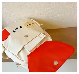 Vista detallada del bolsillo delantero de esta linda mochila infantil de dibujos