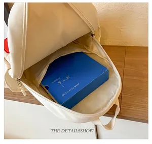 Vista interna de la mochila infantil crema con gran capacidad