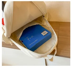 Innenansicht des cremefarbenen Kinderrucksacks mit großem Stauraum