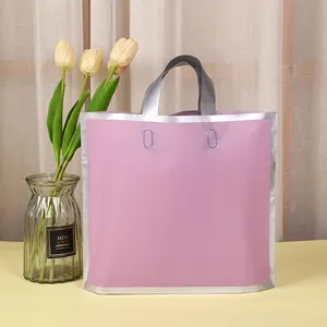 Rosa Plastik-Einkaufstasche mit silbernem Rand und Griffen, in Blumenkulisse.