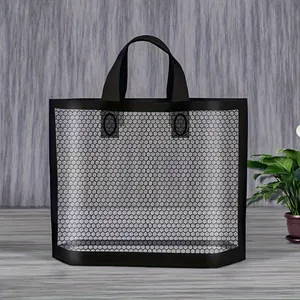 Detailansicht der schwarzen Einkaufstasche mit Wabennetz ideal für Geschenke und Kleidung
