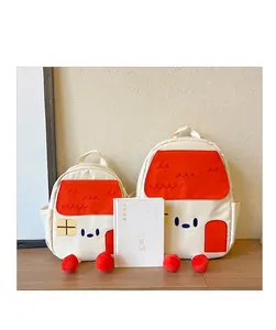 Comparativa de tamaños de las mochilas infantiles con diseño de casa en color crema suave