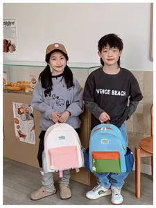Zaino scolastico leggero per bambini con un design a contrasto di colori vivaci