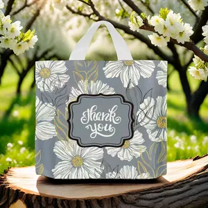 Eleganter Blumen-Geschenkbeutel mit Thank You Aufdruck auf Holzstumpf im Garten