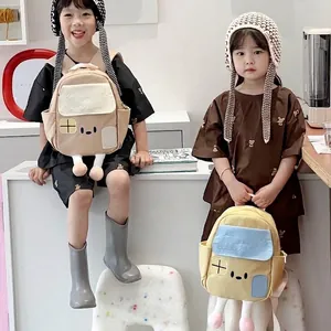 Mochila infantil estilo granja crema con cara de dibujos animados y patas de peluche