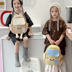 Süßer Kinderrucksack im Creme-Bauernhaus-Stil mit Cartoon-Gesicht und Plüschbeinen