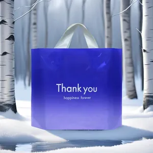 Detailansicht einer blauen Plastik-Geschenktüte in einem verschneiten Birkenwald-Ambiente.