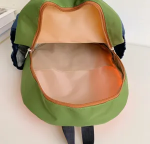 Vista dettagliata della spaziosa struttura interna di uno zaino scolastico leggero per bambini