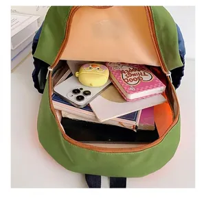 Vista dettagliata che mostra la grande capacità interna di questo zaino leggero per bambini.
