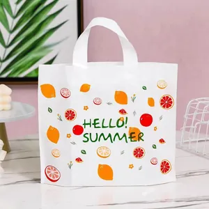 Detail einer weißen Plastik-Einkaufstasche mit Zitrusfrüchten und Hello Summer Text