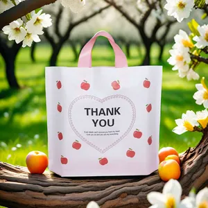 Weiße Plastik-Geschenktüte mit rosa Griffen und 'Thank You' Herz-Design im Freien.