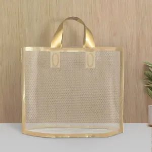 Detail einer goldfarbenen, halbtransparenten Geschenktüte mit Wabenmuster für Kleidung