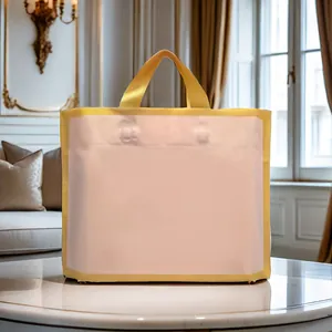 Eleganter transparenter Kunststoff-Einkaufsbeutel mit gelbem Rand in Luxus-Ambiente