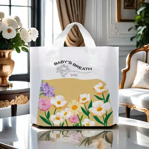 Detailansicht einer weißen Geschenk-Einkaufstasche aus Kunststoff mit Blumenmotiven