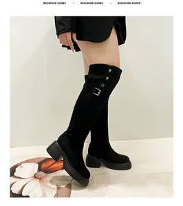 Stilvolle schwarze Wildleder Overknee-Stiefel mit Blockabsatz und Schnallendetails.