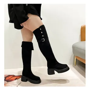 Modische schwarze Overknee-Stiefel aus Wildleder mit dicker Sohle und Schnallendetail.