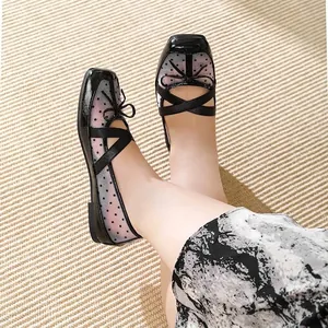 Elegante französische Ballerinas mit quadratischer Spitze, Mesh und Punkten