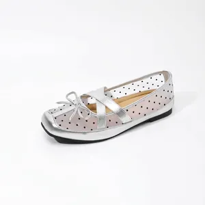 Silberne Ballerinas mit eckiger Zehenpartie, Polka-Dot-Mesh und eleganter Schleife vorne.