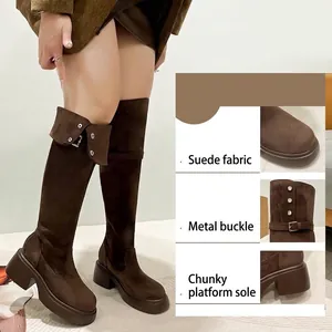 Braune Overknee-Stiefel aus Wildleder mit dicker Plateausohle und weiter Passform für Damen