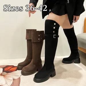Elegante Weitschaft-Overknee-Stiefel aus schwarzem Stretch-Samt mit Plateausohle