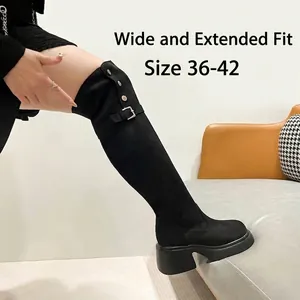 Elegante schwarze Overknee-Stiefel in Übergröße mit Blockabsatz und Metallschnalle